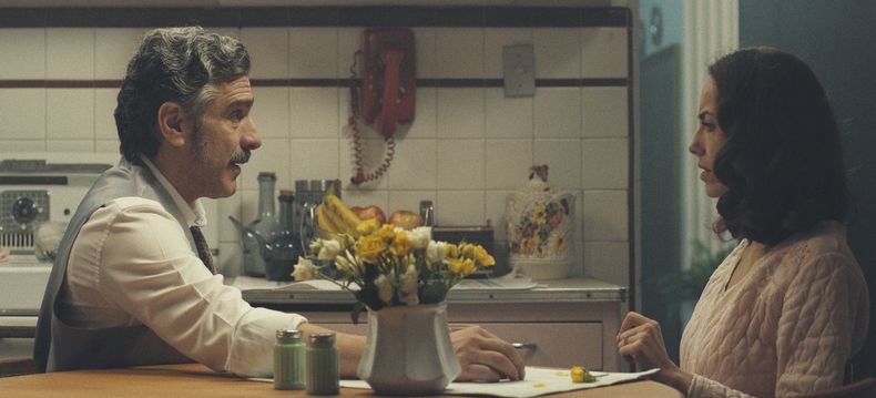 En esta imagen proporcionada por Apple TV, Leonardo Sbaraglia, izquierda, y Bárbara Mori en una escena de Las Azules (Women in Blue).