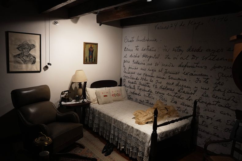 Una vista del dormitorio de Cristina Kahlo, la hermana menor de Frida Kahlo, en el nuevo Museo Casa Kahlo, una casa comprada por el padre de Kahlo después de regalarle la icónica Casa Azul a su hija Frida como regalo de bodas, en la Ciudad de México, el miércoles 10 de septiembre de 2025. (Foto AP/Eduardo Verdugo)
