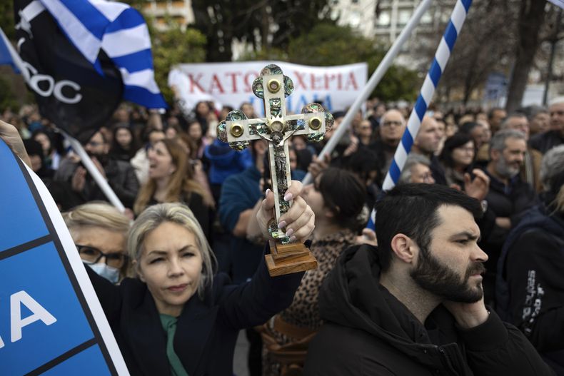 La protesta en contra de una propuesta que legalizaría el matrimonio entre personas del mismo sexo en Atenas, Grecia el 11 de febrero de 2024.. (Foto AP /Yorgos Karahalis)