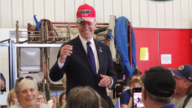 Joe Biden se pone una gorra MAGA de Donald Trump