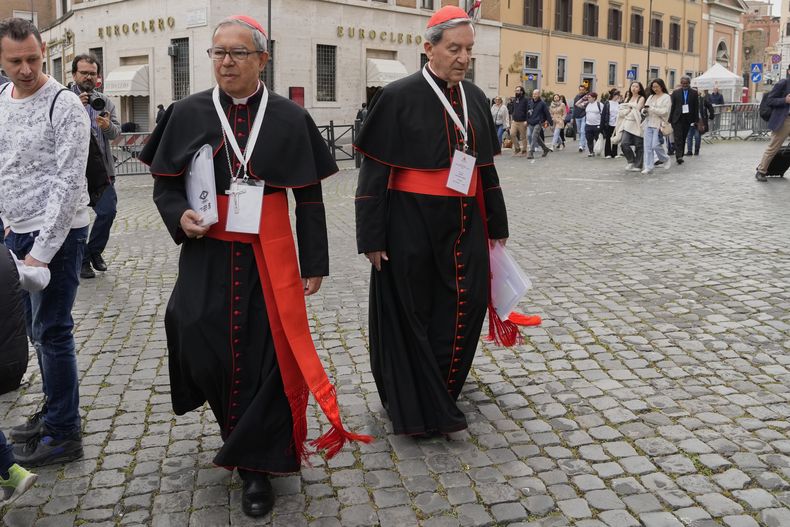 Los cardenales colombianos Luis José Rueda Aparicio, izquierda, y Rubén Salazar Gómez llegan a una reunión del Colegio Cardenalicio en el Vaticano el lunes 28 de abril de 2025. (AP Foto/Gregorio Borgia)