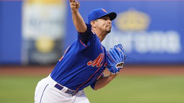 El venezolano Carlos Carrasco, de los Mets de Nueva York, lanza en el juego del miércoles 31 de mayo de 2023, ante los Filis de Filadelfia (AP Foto/Frank Franklin II)