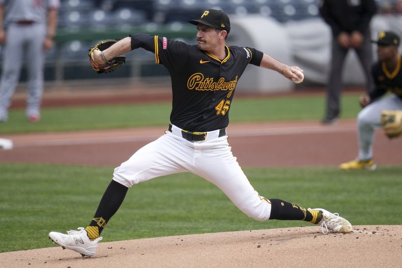 Andrew Heaney de los Piratas de Pittsburgh lanza ante los Rojos de Cincinnati, el miércoles 21 de mayo de 2025. (AP Foto/Gene J. Puskar)