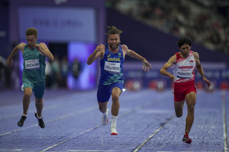 El brasileño Ricardo Gomes de Mendonca lidera los 100 metros T37 de los Juegos Paralímpicos el viernes 30 de agosto del 2024 en París. (AP Foto/Emilio Morenatti)