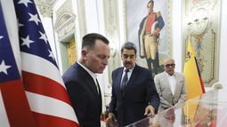 ARCHIVO - Esta foto publicada por la oficina de prensa de la presidencia de Venezuela muestra al presidente venezolano Nicolás Maduro, al centro, con Richard Grenell, enviado especial del presidente Donald Trump, a la izquierda, acompañado por el presidente de la Asamblea Nacional, Jorge Rodríguez, en el palacio presidencial de Miraflores en Caracas, Venezuela, el 31 de enero de 2025. (Oficina de prensa de la Presidencia de Venezuela, vía AP File)