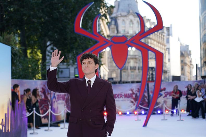 Tom Holland posa para los fotógrafos a su llegada al estreno de Spider-Man: Brand New Day, el 29 de julio de 2026, en Londres. (Photo by Alberto Pezzali/Invision/AP)