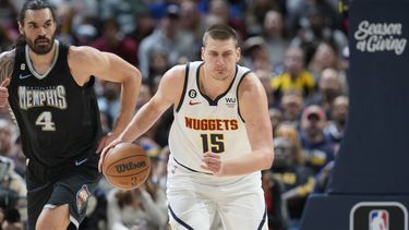 Un triple doble de Jokic impulsa a Nuggets ante Grizzlies
