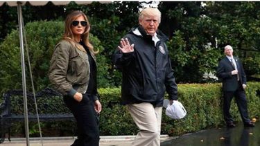 critican a melania trump por atuendo para visitar zona de desastre