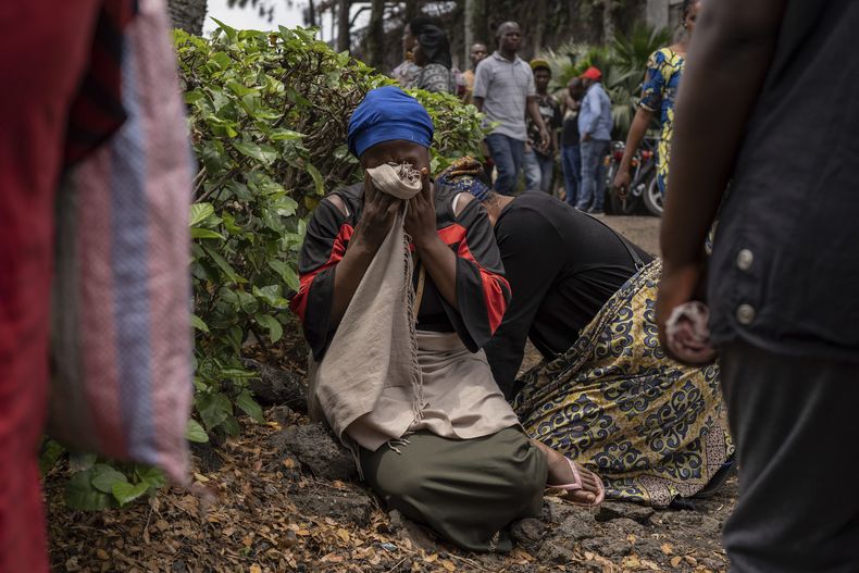 Varias mujeres lloran en el puerto de Goma, República Democrática del Congo, después de que un bote que transportaba a cientos de personas volcó al llegar al sitio, el jueves 3 de octubre de 2024. (AP Foto/Moses Sawasawa)