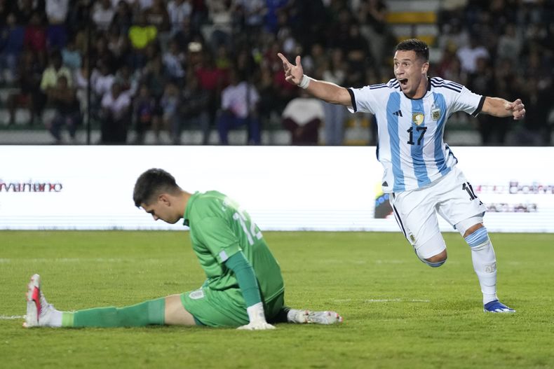 Francisco González, de la selección de Argentina, festeja tras anotar ante el arquero Randall Rodríguez, de Uruguay, el viernes 2 de febrero de 2024, en el Preolímpico Sudamericano (AP Foto/Matías Delacroix)