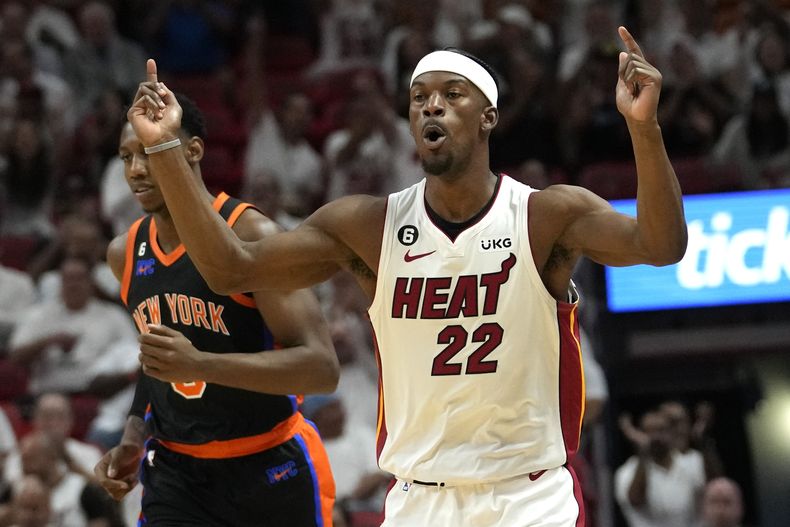 El alero del Heat de Miami Jimmy Butler reacciona tras lanza run triple en el juego 4 de las semifinales de la Conferencia Este ante los Knicks de Nueva York el lunes 8 de mayo del 2023. (AP Foto/Lynne Sladky)