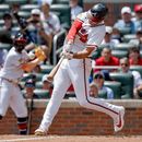 Matt Olson (de los Bravos de Atlanta) conecta un jonrón solitario contra los Nacionales de Washington durante la cuarta entrada de un partido de béisbol, el domingo 2 de agosto de 2026, en Atlanta. (Foto AP/Erik S. Lesser)