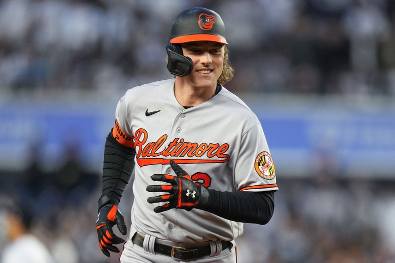 ARCHIVO - Gunnar Henderson, de los Orioles de Baltimore, corre las bases después de conectar un jonrón en contra de los Yanquis de Nueva York durante la cuarta entrada del juego de béisbol el 23 de mayo de 2023, en Nueva York. Henderson fue elegido de forma unánime como Novato del Año de la Liga Americana el lunes 13 de noviembre de 2023. (AP Foto/Frank Franklin II, Archivo)