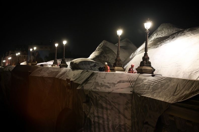 La obra sobre el puente Pont Neuf de París el 20 de mayo del 2026. (AP foto/Thomas Padilla)