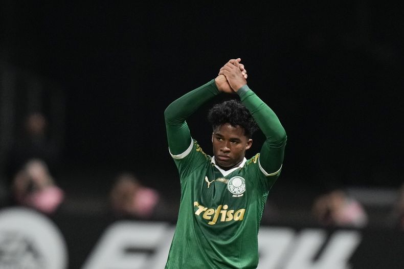 Endrick, del Palmeiras, se despide de los aficionados, tras ser sustituido en el encuentro de la Copa Libertadores ante San Lorenzo, el jueves 30 de mayo de 2024 (AP Foto/Andre Penner)