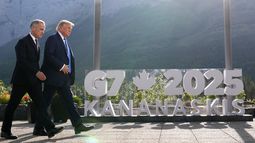 El primer ministro canadiense Mark Carney camina junto al presidente estadounidense Donald Trump tras una foto de grupo en la cumbre del G7, el lunes 16 de junio de 2025, en Kananaskis, Canadá. (AP Foto/Mark Schiefelbein)