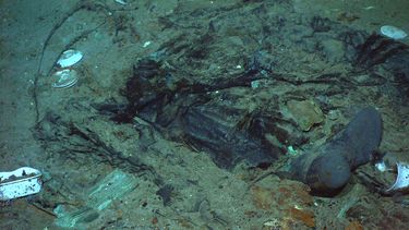 ARCHIVO - Esta fotografía de 2004 proporcionada por el Institute for Exploration, Center for Archaeological Oceanography/University of Rhode Island/NOAA Office of Ocean Exploration, muestra los restos de un abrigo y de unas botas en el fondo marino cerca del sitio donde se encuentran los restos del Titanic. (Institute for Exploration, Center for Archaeological Oceanography/University of Rhode Island/NOAA Office of Ocean Exploration, Archivo)