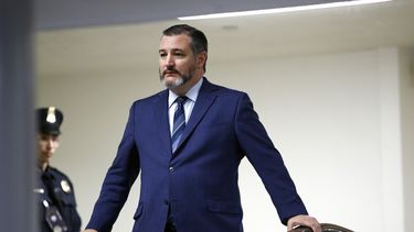EEUU: Senador Cruz saludó a hombre con coronavirus