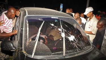 americateve | Foto del jueves, 3 de octubre del 2013 del veh&iacute;culo en el que el jeque Ibrahim Ismael y otros tres fueron asesinados a tiros cerca de Mombasa, en Kenia. (Foto AP)