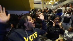 Zion Dawkins, estudiante de la North Carolina Agricultural and Technical State University, se reúne con otros estudiantes para una fiesta de seguimiento de la noche electoral, el martes 5 de noviembre de 2024, en Greensboro, Carolina del Norte. (AP Foto/George Walker IV)