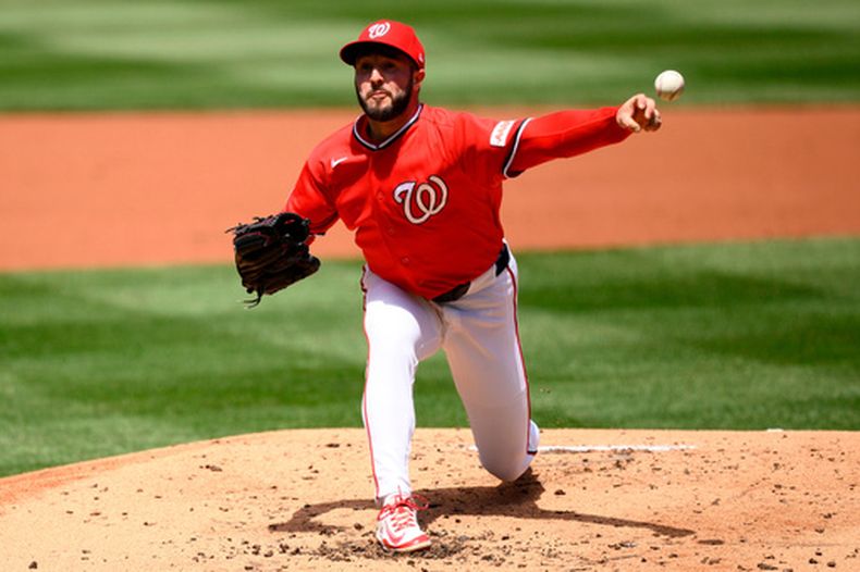 El lanzador de los Nacionales de Washington, PJ Poulin, realiza un lanzamiento durante la segunda entrada de un partido de béisbol contra los Cerveceros de Milwaukee, el domingo 3 de mayo de 2026, en Washington. (Foto AP/Nick Wass)