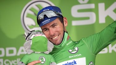 Mark Cavendish celebra en el podio tras ganar la décima etapa del Tour de Francia, el martes 6 de julio de 2021. (AP Foto/Christophe Ena)