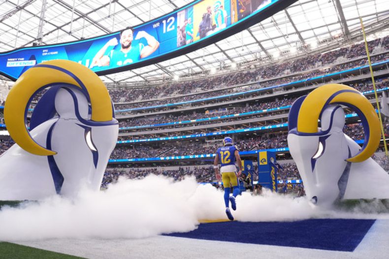 El receptor abierto de los Rams de Los Ángeles, Puka Nacua, ingresa al campo antes de un partido de fútbol americano de la NFL contra los Bills de Buffalo, el lunes 12 de octubre de 2026, en Inglewood, California. (Foto AP/Scott Strazzante)