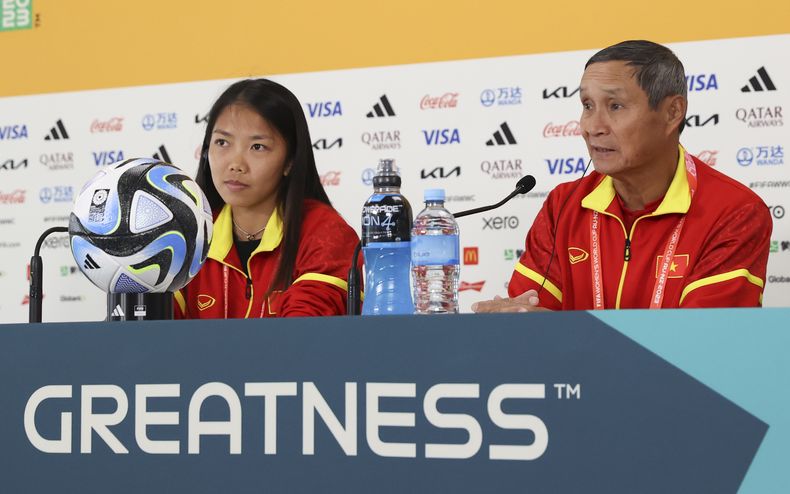 La capitana de Vietnam Huynh Nhu y el entrenador Mai Duc Chung en conferencia de prensa antes del duelo ante Estados Unidos en la Copa Mundial femenina en Auckland, Nueva Zelanda el viernes 21 de julio del 2023. (AP Foto/Rafaela Pontes)