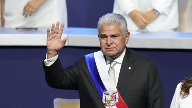 El nuevo presidente panameño, José Raúl Mulino, saluda antes de ofrecer su discurso en la ceremonia de toma de posesión en el Centro de Convenciones de Atlapa en Ciudad de Panamá, el lunes 1 de julio de 2024. (AP Foto/Matías Delacroix)