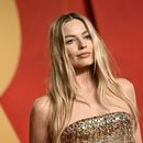 ARCHIVO - Margot Robbie llega a la fiesta de los Oscar de Vanity Fair, el 10 de marzo de 2024, en el Centro Wallis Annenberg para las Artes Escénicas en Beverly Hills, California. La productora y estrella de Barbie está haciendo una película de Monopoly, con Hasbro y Lionsgate, anunciaron las compañías el miércoles 10 de abril en la conferencia CinemaCon en Las Vegas. (Foto Evan Agostini/Invision/AP, archivo)