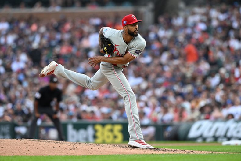 El lanzador de los Filis de Filadelfia, Cristopher Sánchez, lanza contra los Tigres de Detroit en la sexta entrada de un partido de béisbol, el sábado 11 de julio de 2026, en Detroit. (Foto AP/Lon Horwedel)