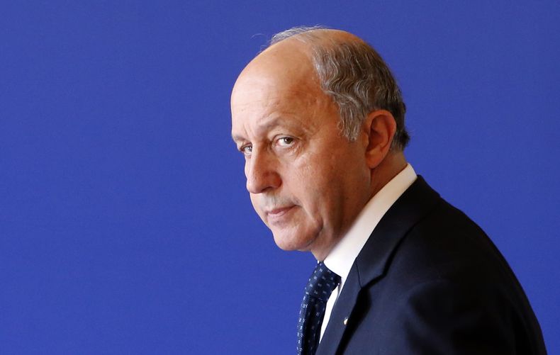 ARCHIVO - En esta foto del 26 de julio del 2014, el canciller franc&eacute;s Laurent Fabius arriba para hablar en una conferencia de prensa tras una renuni&oacute;n para presionar por un cese del fuego en Gaza, en Par&iacute;s. Fabius dijo el mi&eacute;rc