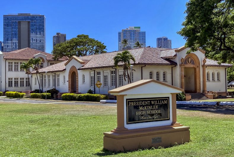 El campus de la escuela President William McKinley en Honolulu, Hawai, el 29 de julio del 2022. (AP foto/Jennifer Sinco Kelleher)