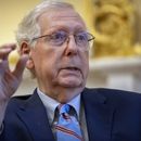 El líder de la minoría en el Senado, Mitch McConnell, durante una entrevista con The Associated Press en su oficina del Capitolio, el 6 de noviembre de 2023, en Washington. (AP Foto/Mark Schiefelbein, Archivo)