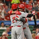 El venezolano Eugenio Suárez, de los Rojos de Cincinnati festeja con su compañero Sal Stewart luego de conseguir un jonrón de dos carreras ante los Cardenales de San Luis, en el duelo del viernes 24 de julio de 2026 (AP Foto/Jeff Le)