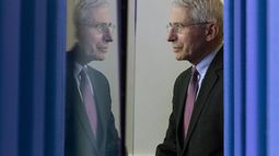 ARCHIVO - El médico Anthony Fauci, director del Instituto Nacional de Alergias y Enfermedades Infecciosas, llega a la Casa Blanca para hablar sobre el coronavirus, el 22 de abril de 2020, en Washington. (AP Foto/Alex Brandon, archivo)