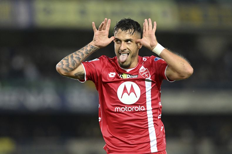 Dany Mota celebra tras anotar un gol para Monza en la victoria 3-0 ante Hellas Verona en la Serie A de Italia, el lunes 21 de octubre de 2024. (Studio Buzzi/LaPresse vía AP)