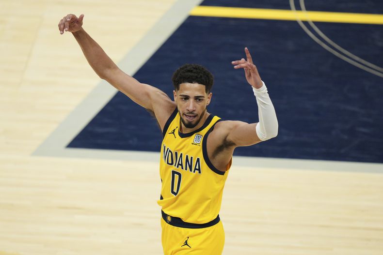 Tyrese Haliburton, base de los Pacers de Indiana, festeja un triple conseguido por su equipo en el sexto partido de la final de la Conferencia Este ante los Knicks de Nueva York, el sábado 31 de mayo de 2025 (AP Foto/AJ Mast)