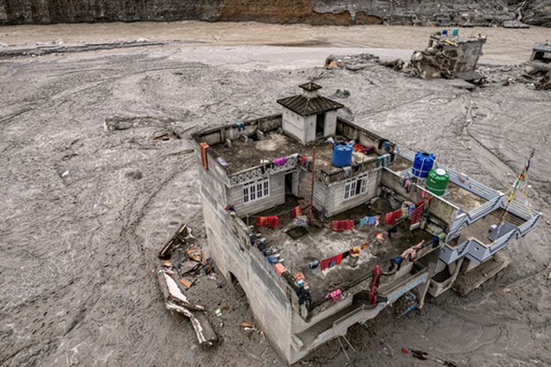 Esta toma desde un dron muestra una construcción residencial dañada junto al caudaloso río Trishuli tras las repentinas inundaciones, el jueves 3 de septiembre de 2026, en el distrito de Nuwakot, Nepal. (AP Foto/Rajesh Kumar Singh)