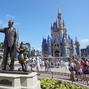 ARCHIVO - Visitantes caminan detrás de la estatua de Walt Disney y Mickey Mouse en el parque de Magic Kingdom, en Walt Disney World, el 14 de julio de 2023, en Lake Buena Vista, Florida. (AP Foto/John Raoux, Archivo)