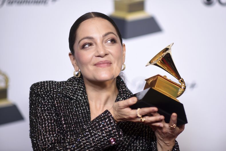 ARCHIVO - Natalia Lafourcade posa en la sala de prensa con el premio al mejor álbum de rock latino o alternativo por De todas las flores durante la 66ª edición anual de los Premios Grammy, en Los Ángeles, el 4 de febrero de 2024. (Foto Richard Shotwell/Invision/AP)