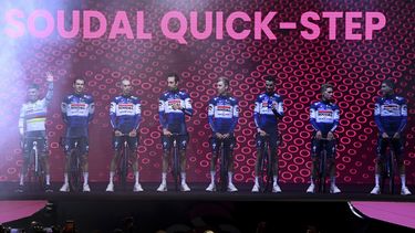 Los integrantes del equipo Soudal Quick-Step posan durante su presentación en el Giro dItalia, en la Plaza Salotto, en Pescara, Italia, el 4 de mayo de 2023. (Fabio Ferrari/LaPresse via AP)