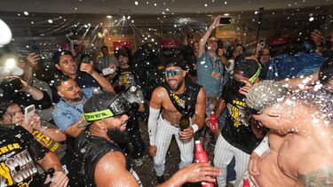 Fernando Tatis Jr. de los Padres de San Diego celebra con sus compañeros tras ganar la serie de comodines de la Liga Nacional ante los Cachorros de Chicago, el miércoles 30 de septiembre de 2026, en San Diego. (AP Foto/Gregory Bull)