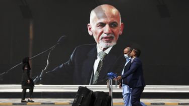 Expresidente afgano defiende su huída en la toma de Kabul