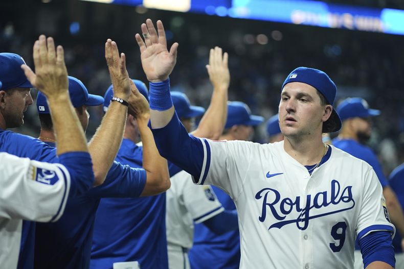 Vinnie Pasquantino de los Reales de Kansas City celebra con sus compañeros la victoria ante los Nacionales de Washington el martes 12 de agosto del 2025. (AP Foto/Charlie Riedel)