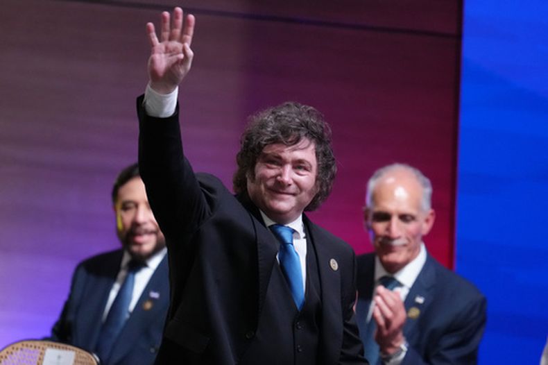 El presidente de Argentina, Javier Milei, llega a la toma de posesión del presidente de Colombia, Abelardo de la Espriella, en Cali, Colombia, el viernes 7 de agosto de 2026. (AP Foto/Matias Delacroix)