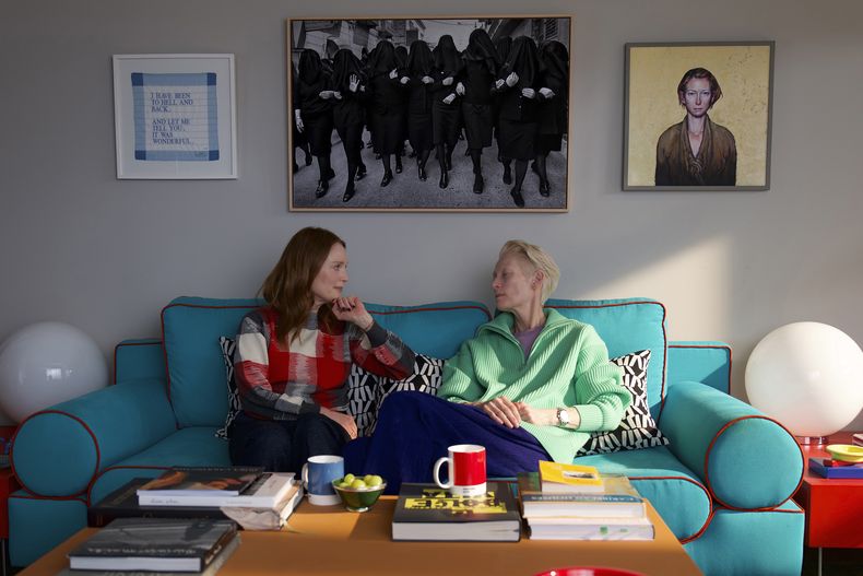 En esta imagen proporcionada por Sony Pictures Classics, Julianne Moore, derecha, y Tilda Swinton en una escena de The Room Next Door. (Sony Pictures Classics vía AP)