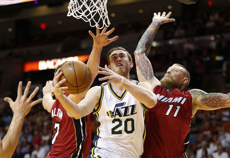 Gordon Hayward, del Jazz de Utah, trata de encestar frente a Chris Andersen (11), del Heat de Miami, en el encuentro del mi&eacute;rcoles 17 de diciembre de 2014 (AP foto/Joel Auerbach)