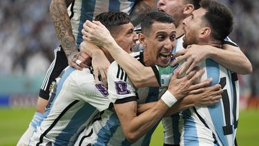 Messi rescata a Argentina del infierno y sigue de pie