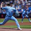 Kevin Gausman de los Azulejos de Toronto lanza contra los Cerveceros de Milwaukee, el jueves 1 de junio de 2023. (Andrew Lahodynskyj/The Canadian Press vía AP)